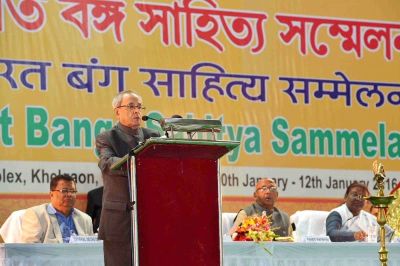 The President, Mr. Pranab Mukherjee addressing at the inauguration of the 88th annual conference of the Nikhil Bharat Banga Sahitya Sammelan (NBBSS), at Ranchi, Jharkhand on January 10, 2016. The Governor of Jharkhand, Mrs. Draupadi Murmu is also seen.