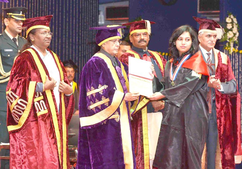 The President, Mr. Pranab Mukherjee presenting the degree to a student at the Diamond Jubilee Celebration and the Convocation of the Birla Institute of Technology, at Ranchi, Jharkhand on January 10, 2016. The Governor of Jharkhand, Mrs. Draupadi Murmu and the Chief Minister of Jharkhand, Mr. Raghubar Das are also seen