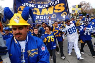 la_rams_rally_football