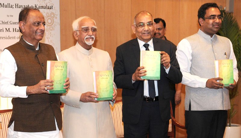 The Vice President, Mr. M. Hamid Ansari releasing the book titled "Pandit Anand Narain Mulla; Hayaat-o-Kamalaat", in New Delhi on April 29, 2016.