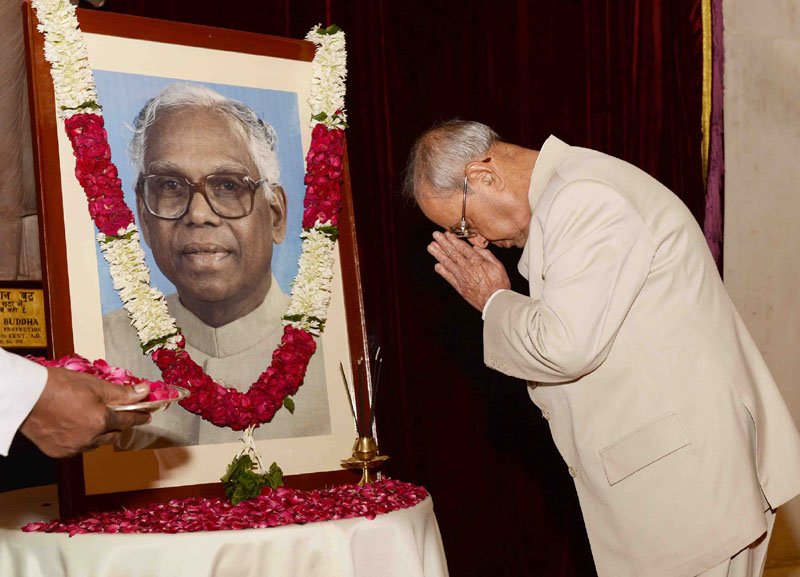 The President, Mr. Pranab Mukherjee paid tributes at the portrait of the former President of India, Shri. K.R. Narayanan, on the occasion of his birth anniversary, at Rashtrapati Bhavan, in New Delhi on October 27, 2016.