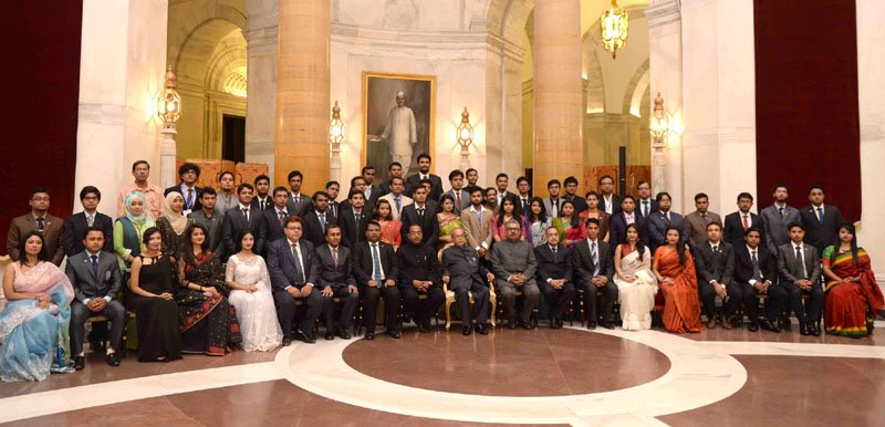 The President, Shri Pranab Mukherjee with the youth delegation from Bangladesh, at Rashtrapati Bhavan, in New Delhi on December 05, 2016.